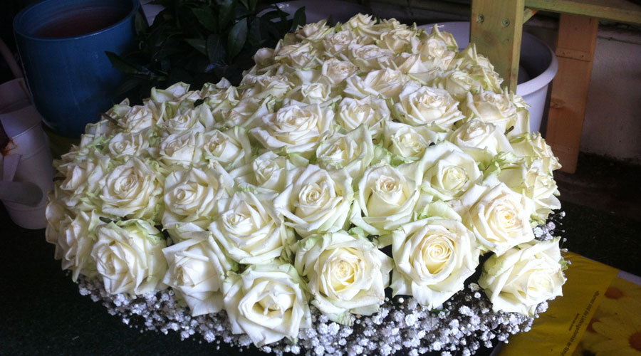 Großes Arrangement aus weißen Rosen